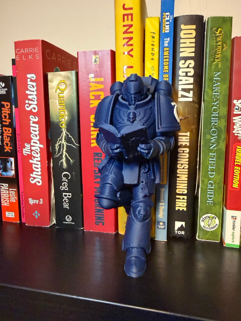 Sci-Fi Warrior Bookend – Armored Soldier Reading Figurine for Bookshelf Decor