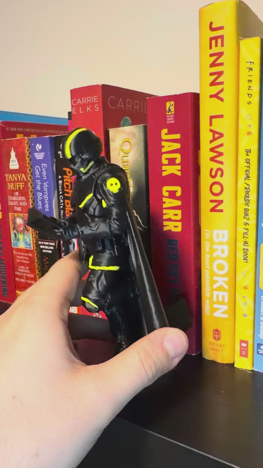 Sci-Fi Soldier Bookend – Futuristic Armored Trooper Reading Figurine for Bookshelf Decor & Gamer Gift